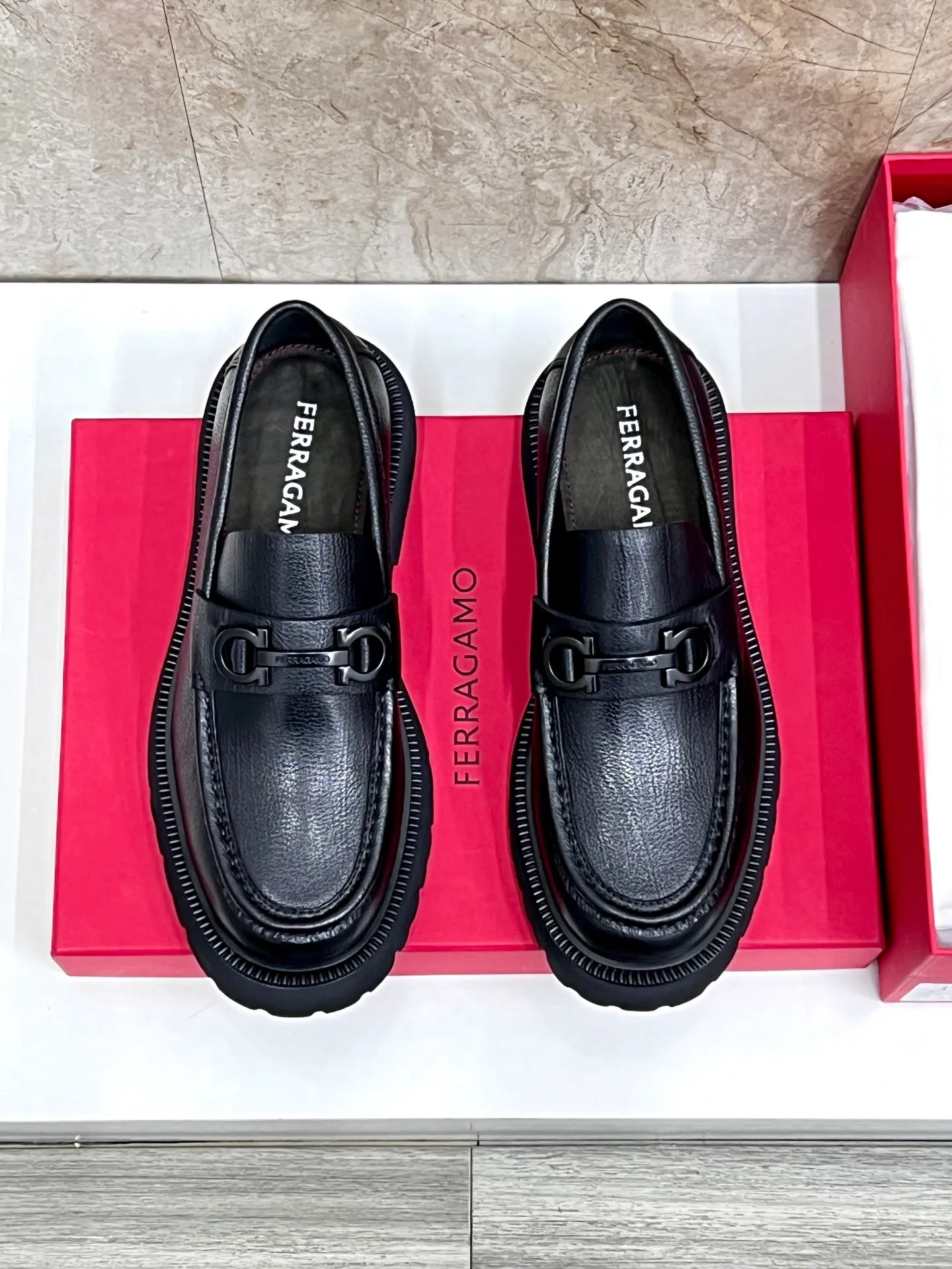Original quality P780 Brand: Ferragamo Standard code: Men's code 39.40.41.42.43.44 Grade: Same style as the official website High-quality men's shoes Material: Customized first-layer calfskin with water-dyed cowhide lining Cowhide tiptoe Original non-slip and wear-resistant rubber outsole Style category: Men's formal business leather shoes are young and fashionable European and American trends British style Casual matching Comfortable feet Color: actual picture